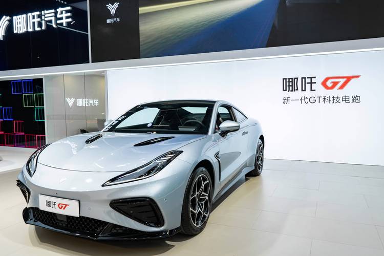 东莞309哪吒汽车在智能汽车领域的表现，领途汽车在新能源汽车市场中的影响力